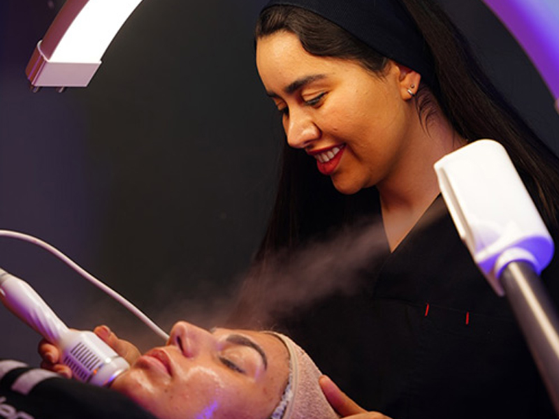 وقتی پوست صورت خسته می‌شود؛ تجربه پاکسازی، آبرسانی و بازگشت شادابی پوست